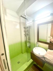 y baño con ducha acristalada y lavamanos. en CASA DIEGO, en Bucarest