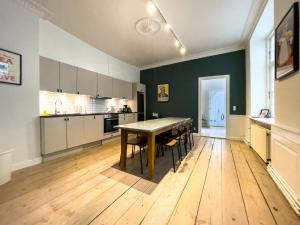 Ett kök eller pentry på Charming apartment in latin quarter of Copenhagen