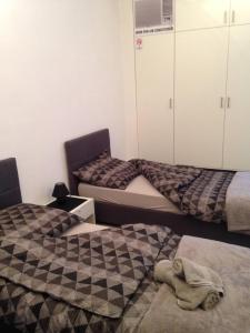 dwa łóżka siedzące obok siebie w pokoju w obiekcie Draft ROOM w mieście Valpovo