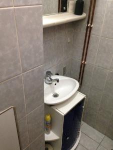 W łazience znajduje się umywalka i lustro. w obiekcie Draft ROOM w mieście Valpovo