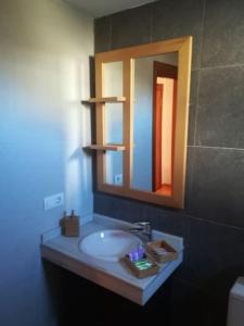 bagno con lavandino e specchio di Nuevo apartamento en sierra nevada a Sierra Nevada