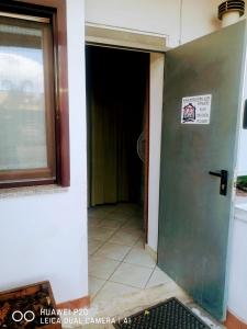 une porte menant à une chambre avec fenêtre dans l'établissement Tettoeletto, à Castellammare di Stabia