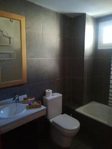 e bagno con servizi igienici, lavandino e vasca. di Nuevo apartamento en sierra nevada a Sierra Nevada