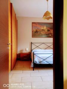 - une chambre avec un lit et une peinture murale dans l'établissement Tettoeletto, à Castellammare di Stabia