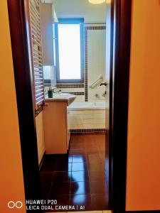 La salle de bains est pourvue d'une baignoire, d'un lavabo et d'une fenêtre. dans l'établissement Tettoeletto, à Castellammare di Stabia