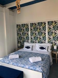 a bedroom with a bed with two towels on it at Casamediterranea in Sperlonga