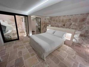 A bed or beds in a room at Suite Le Grotte