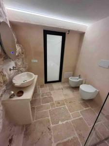 A bathroom at Suite Le Grotte
