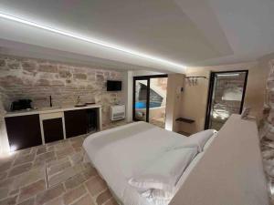 A bed or beds in a room at Suite Le Grotte