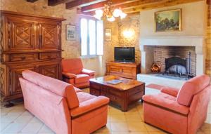 a living room with two chairs and a fireplace at Amazing Home In Limeuil With 6 Bedrooms, Wifi And Private Swimming Pool in La Terrasse