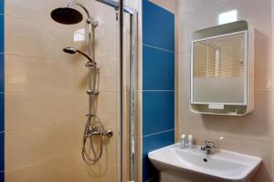 ein Badezimmer mit Dusche und Waschbecken in der Unterkunft CASA 4 - Perfect location - Sea view by DreamvillasAlbufeira in Albufeira + 14 Fotos