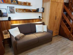 ein Sofa im Wohnzimmer mit Holzböden in der Unterkunft Le Petit Refuge Cervinia in Breuil-Cervinia