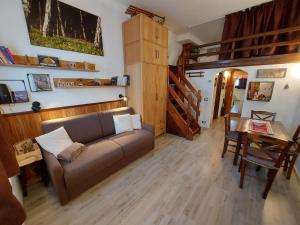 ein Wohnzimmer mit einem Sofa und einem Tisch in der Unterkunft Le Petit Refuge Cervinia in Breuil-Cervinia