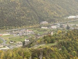 vistas a una ciudad en las montañas en Baita Valtellina. Relax nel cuore delle Alpi, en Grosio
