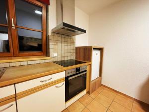 uma cozinha com fogão forno superior ao lado de uma janela em Frog’s Palace 3 em Altach