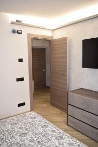 a living room with a television and a bedroom at Baita Valtellina. Relax nel cuore delle Alpi in Grosio