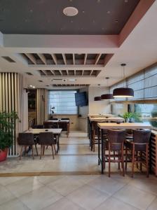 a dining room with tables and chairs in a restaurant at Motel Bor in Vitez