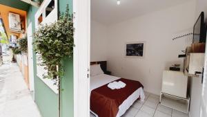 1 dormitorio con 1 cama en una habitación en Open House Canasvieiras - OH HOTÉIS, en Florianópolis
