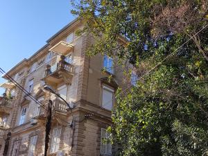 un edificio con balcone sul lato di Apartment Vanja a Opatija