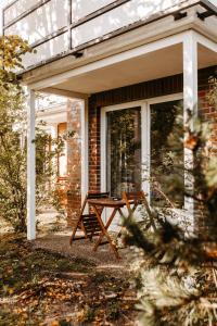 un tavolo da picnic sul portico di una casa di Akzent Hotel Zur Grünen Eiche a Bispingen