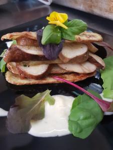 une assiette de nourriture avec un sandwich avec une fleur dans l'établissement Albergo Ristorante 'l Bunet, à Cortemilia