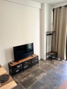 TV a/nebo společenská místnost v ubytování Le Loft Jacuzzi