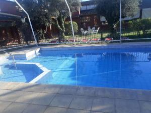 una gran piscina con una fuente de agua en Colorina Complejo Residencial en San Rafael