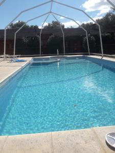 a large swimming pool with blue water at Colorina Complejo Residencial in San Rafael