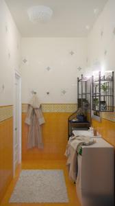 Habitación con mesa y espejo en la pared. en Edem Apartmants in Lviv 2, en Leópolis