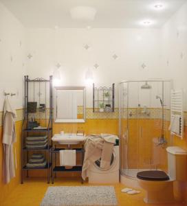 y baño con ducha y lavamanos. en Edem Apartmants in Lviv 2, en Leópolis