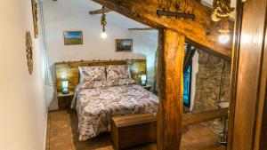 una camera con letto in legno di Cal Belló Casa rural a Lleida