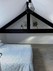 Tempat tidur dalam kamar di Charmant duplex lumineux - Centre de Carquefou