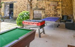 Τραπέζι μπιλιάρδου στο Amazing Home In Montferrand-Du-Perigord