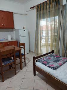 een kamer met een keuken, een tafel en een bed bij Amazing Theokritoy B2 in Tripolis free parking in Tripolis