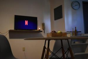 a table with a laptop with the letter n on it at Apartamento en Cordón Soho in Montevideo