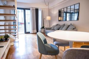 Trilocale zona Farini/Isola في ميلانو: غرفة معيشة مع أريكة وطاولة