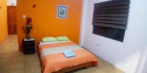 1 dormitorio con 2 camas individuales y ventana en Stefany Hospedaje, en Puerto Ayora