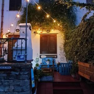una casa con patio por la noche con luces en VILLA CORALLINA en San Vito lo Capo
