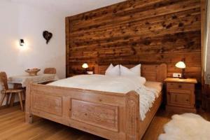 A bed or beds in a room at s'Landhaus