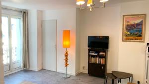 Televízia a/alebo spoločenská miestnosť v ubytovaní Résidence Poste & Golf, appartement pour 4 personnes au cœur de Luchon