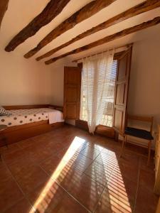 1 dormitorio con cama y ventana grande en Dúplex Teresa, en Alcañiz