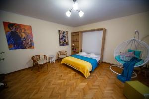 een slaapkamer met een bed en een kooi erin bij Happy Mood Apartment 5 in Braşov