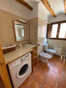阿爾卡尼斯的住宿－Dúplex Teresa，一间带洗衣机和卫生间的浴室