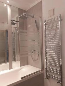 W łazience znajduje się prysznic ze szklanymi drzwiami. w obiekcie Apartamenty - MI Premium w Warszawie