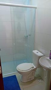 uma casa de banho com um chuveiro, um WC e um lavatório. em Recanto Felicitá em Foz do Iguaçu
