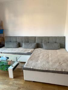 a living room with two beds and a table at House Elinor Suite in Flörsheim am Main