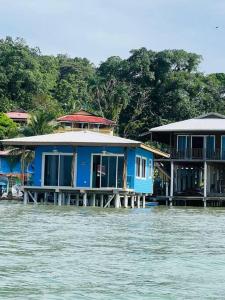 una casa azul en un muelle en el agua en Casita Azul en Bastimentos