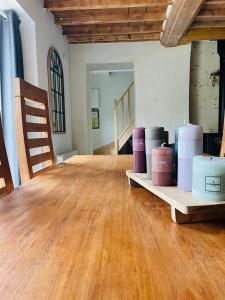 een kamer met een houten vloer en kaarsen op een tafel bij Charmante maison à deux pas de la mer in Gouville-sur-Mer