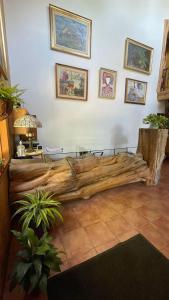 una sala de estar con un gran tronco de madera en la esquina en Hostería Brisas del Cerro en Villa La Angostura
