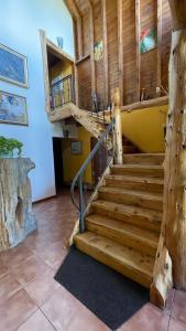 uma escada em espiral num quarto com tecto em madeira em Hostería Brisas del Cerro em Villa La Angostura